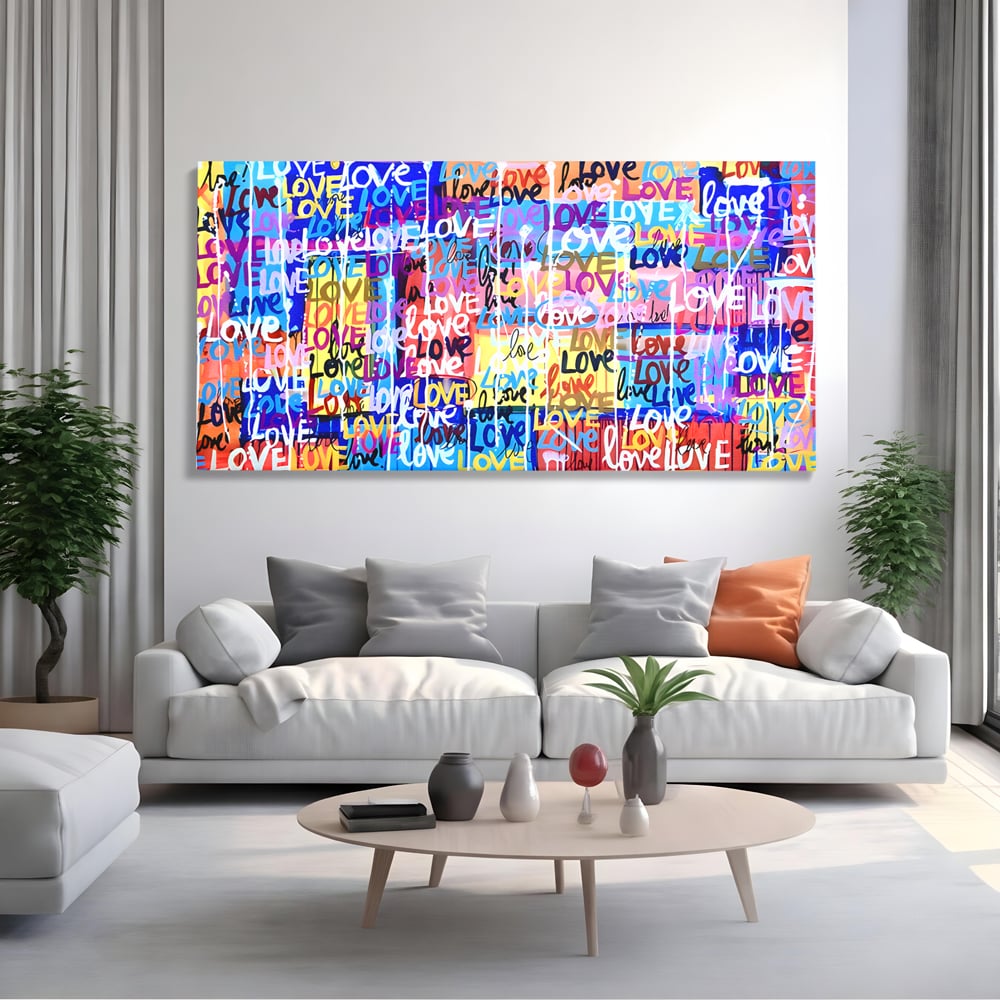 Tablou canvas cu tablou canvas cu graffiti colorat si cuvantul love, fara rama, pe sasiu de lemn, pe perete intr-un living